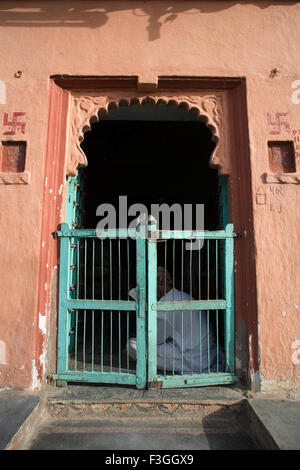 Tür zu einem kleinen rosa Tempel; Dorf Delwada; Udaipur; Rajasthan; Indien Stockfoto