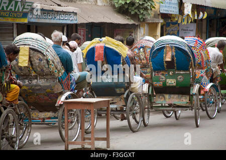 Fahrradrikschas auf Straße geparkt; Dhaka; Bangladesch Stockfoto