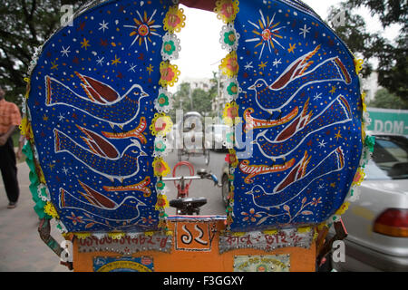 Blaue Dekoration auf der Rikscha; Dhaka; Bangladesch Stockfoto