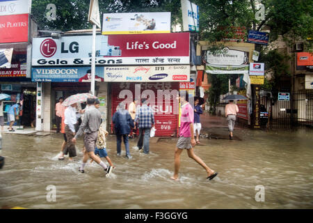 Monsoon Saison; Schwere Regen und Wasser anmelden Vorort Straße vom 5. july2006; Bombay Mumbai; Maharashtra Stockfoto
