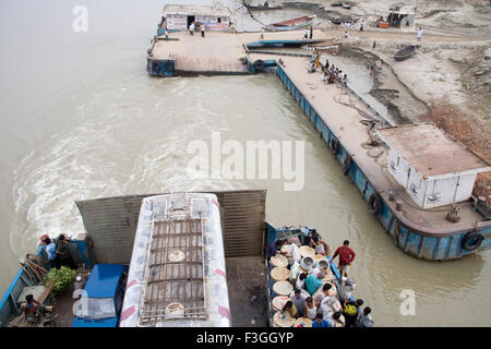 Großes Motorboot verwendet wird, um die Busse über Padma Fluss überqueren; Bangladesch Stockfoto