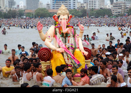 Idol von Lord Ganesh Ganpati Elefant Gott Visarjan auf Chowpatty geleitet; Bombay Mumbai; Maharashtra; Indien Stockfoto