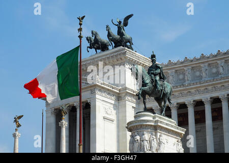 Die italienische Flagge und Bronze Skulptur von König Emanuele vor der nationalen Denkmal Victor Emmanuel II., Rom. Stockfoto