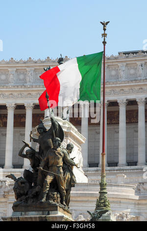 Die italienische Flagge, Tricolore, vor das National Monument, Victor Emmanuel II, Rom. Stockfoto