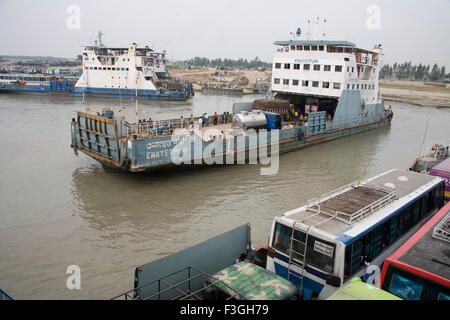 Großes Motorboot kleines Schiff verwendet wird, um die Busse über Padma Fluss überqueren; Waterway Transport; Bangladesch Stockfoto