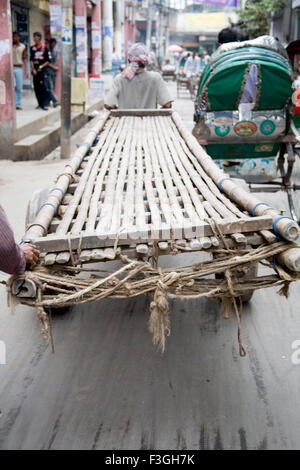 Bambus-Wagen, gezogen von Mann, Gepäck Straßenszene in alten Dhaka zu tragen; Bangladesch Stockfoto