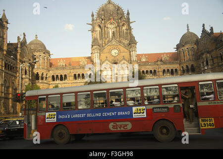 Victoria Terminus VT jetzt Chhatrapati Shivaji Terminus CST Bahnhof Gebäude und Verkehr auf der Straße; Mumbai-Bombay Stockfoto