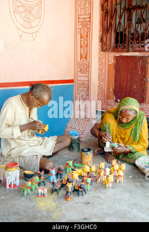 Malerei; Raghurajpur Künstlerdorf genannt; berühmt für die Herstellung von Patta Chitras Jagannathpuri Bhubaneswar Orissa Stockfoto