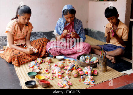 Menschen malen Spielzeug Raghurajpur Artist Village gefüllt traditionelle Maler, Patta Chitras Jagannathpuri Bhubaneswar, Orissa Odisha Indien Stockfoto