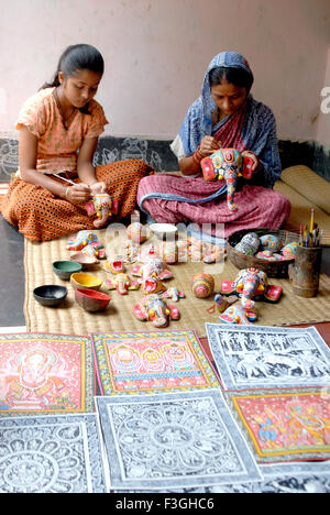 Menschen malen Spielzeug; Raghurajpur Künstlerdorf gefüllt traditionelle Maler machen Patta Chitras Jagannathpuri Orissa Stockfoto