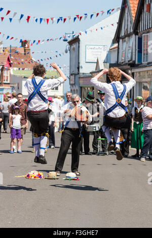 Morris Dancers beim jährlichen Töpfchen Lobster Festival in Sheringham, Norfolk, England Stockfoto