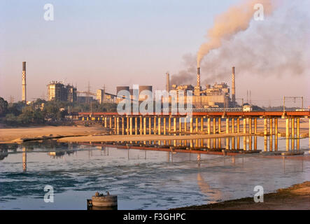 Kraftwerk, Wärmekraftwerk am Ufer des Flusses Sabarmati, Torrent Kraftwerk, Ahmedabad, Gujarat, Indien, Asien Stockfoto