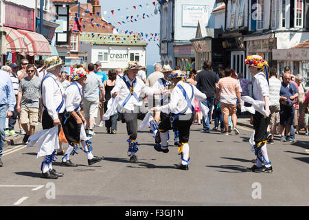 Morris Dancers beim jährlichen Töpfchen Lobster Festival in Sheringham, Norfolk, England Stockfoto