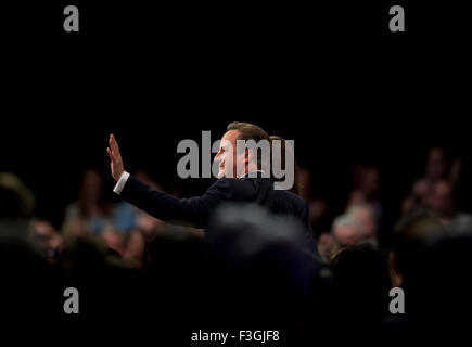 Manchester, UK. 7. Oktober 2015. Der britische Premierminister David Cameron "Wellenlinien" nach seiner Rede am 4. Tag der 2015 Parteitag der Konservativen in Manchester. Bildnachweis: Russell Hart/Alamy Live-Nachrichten. Stockfoto