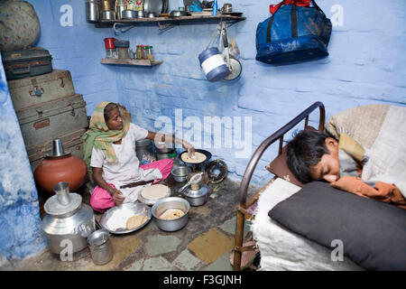 Ein kleines Haus eines Bauarbeiters; Ahmedabad; Gujarat; Indien Stockfoto