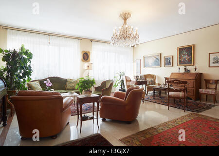 Wohnzimmer, klassische Einrichtung mit Antiquitäten Stockfoto