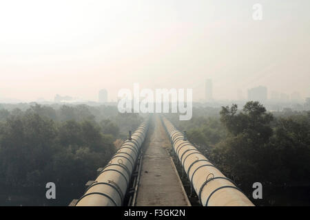 Wasserleitungen nach Süd-Mumbai führt durch Dharavi in Smog drapiert, Bombay, Mumbai, Maharashtra, Indien, Asien Stockfoto