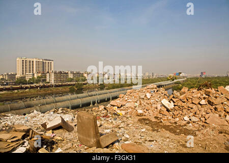 Wasserleitungen nach Süd-Mumbai führt durch Dharavi in Smog drapiert, Bombay, Mumbai, Maharashtra, Indien, Asien Stockfoto