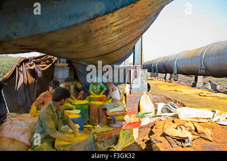 Farbstoffe recyceln Industrie, große Rohre mit Wasser nach Süd-Mumbai führt durch Dharavi, Bombay, Mumbai, Maharashtra, Indien, Asien Stockfoto