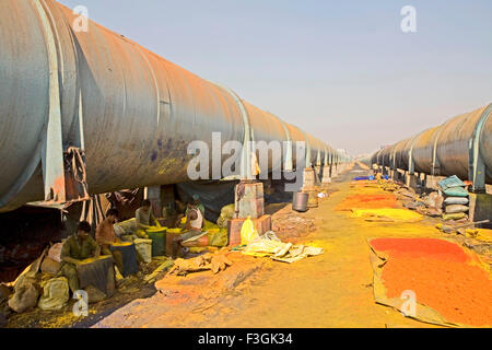 Farbstoffe recyceln Industrie, große Rohre mit Wasser nach Süd-Mumbai führt durch Dharavi, Bombay, Mumbai, Maharashtra, Indien, Asien Stockfoto