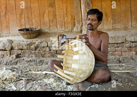 Tribal Mann weben Bambuskorb für die Lagerung und den Transport von Gütern verwendet; Thane Mumbai Stockfoto