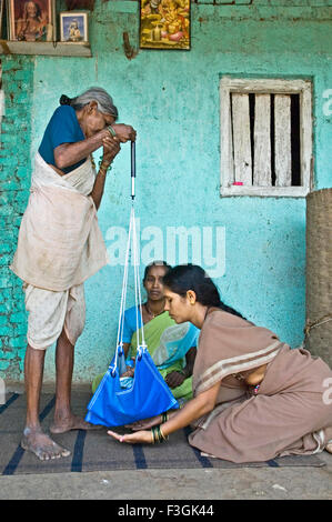 Frau Gesundheit freiwillige Erklärung Dorf 'dai' traditionelle Hebamme Waage monitor Gewicht neu geboren Baby Thane Mumbai, Indien Stockfoto