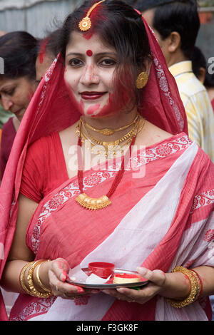 Frau Durga Pooja Dassera Vijayadasami Navaratri Festival zu feiern; Kalkutta Calcutta; Westbengalen; Indien nicht Herr Stockfoto