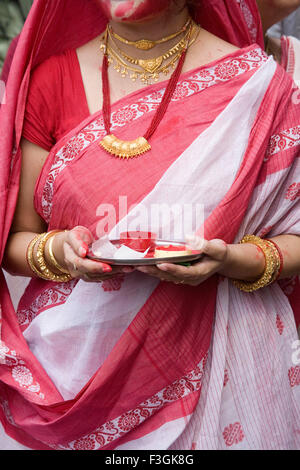 Frau Durga Pooja Dassera Vijayadasami Navaratri Festival zu feiern; Kalkutta Calcutta; Westbengalen; Indien nicht Herr Stockfoto