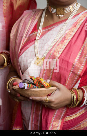 Frau Durga Pooja Dassera Vijayadasami Navaratri Festival zu feiern; Kalkutta Calcutta; Westbengalen; Indien nicht Herr Stockfoto