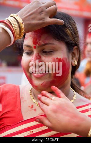 Frau Durga Pooja Dassera Vijayadasami Navaratri Festival zu feiern; Kalkutta Calcutta; Westbengalen; Indien nicht Herr Stockfoto