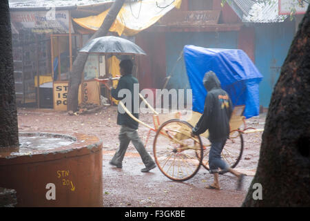 Puller Rikscha; Monsoon Saison; Schwere Regen und Wasser anmelden Straße; Matheran; Maharashtra; Indien Stockfoto