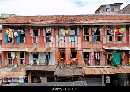 Ein "Chawl"; Einzelzimmer mit einer gemeinsamen Passage Wohnanlage; mit Geschäften im Erdgeschoss; Mumbai Bombay; Maharashtra Stockfoto