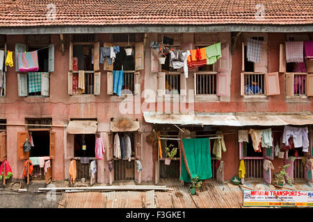 Ein "Chawl"; Einzelzimmer mit einer gemeinsamen Passage Wohnanlage; mit Geschäften im Erdgeschoss; Mumbai Bombay; Maharashtra Stockfoto