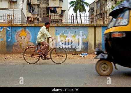 Gott und religiöse Symbole gemalt auf einer mehrschaligen Wand eines Wohnhauses sorgt dafür, dass es sauber bleibt; Mumbai Stockfoto