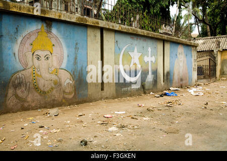 Gott und religiöse Symbole gemalt auf einer mehrschaligen Wand eines Wohnhauses sorgt dafür, dass es sauber Mumbai bleibt Stockfoto