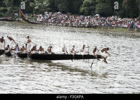 Nach einem Rennen; Aranmula Regatta; Aranmula; Kerala; Indien Stockfoto