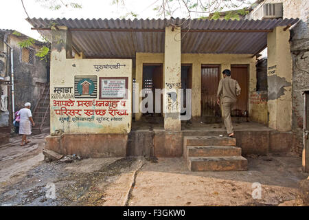 Öffentliche Toiletten für Herren in einem Slum in unhygienischen Zustand; Slum Khotwadi; Santacruz; Bombay jetzt Mumbai; Maharashtra Stockfoto