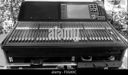 Mix-Musik-Tisch in schwarz / weiß Stockfoto