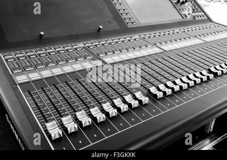 Mix-Musik-Tisch in schwarz / weiß Stockfoto