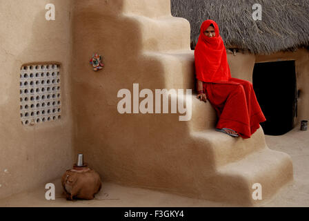 Frau sitzt auf der Treppe; Jodhpur; Rajasthan; Indien Stockfoto