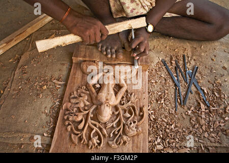 Handwerker-Hand schnitzen eine hölzerne Statue mit seinen Werkzeugen; Sri Kalahasthi; Andhra Pradesh; Indien Stockfoto