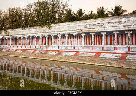 Rote und weiße Streifen auf den Wassertank des Ekambareswarar-Tempels; Shiva-Tempel, gebaut von der Pallava-Könige; Kanchipuram Stockfoto