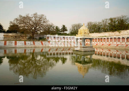 Rote und weiße Streifen auf den Wassertank des Ekambareswarar-Tempels; Shiva-Tempel, gebaut von der Pallava-Könige; Kanchipuram Stockfoto