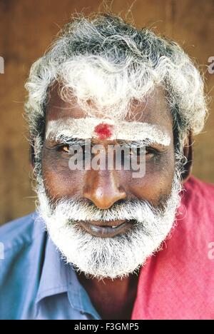 Porträt des alten Bart Mann weiße Tilak auf Stirn; Madurai; Tamil Nadu; Indien Stockfoto