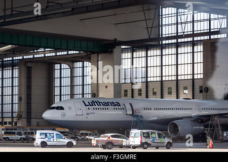 Lufthansa Airbus A330-300 in einem Hangar am Flughafen Frankfurt Stockfoto