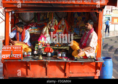 Zwei Priester in ihrer Kabine; Hardwar; Uttar Pradesh; Indien Stockfoto