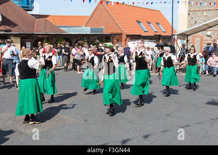 Morris Dancers beim jährlichen Töpfchen Lobster Festival in Sheringham, Norfolk, England Stockfoto