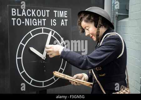 Einstellen der Uhr als Erinnerung an WWII Black-out-Vorsichtsmaßnahmen im museum Stockfoto