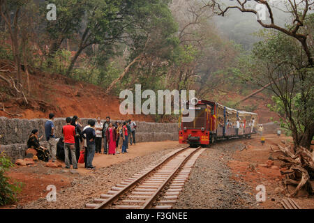 Der Spielzeugzug von Indian Railway, Neral Matheran Toy Train, Matheran Hill Railway, Matheran, Maharashtra, Indien Stockfoto