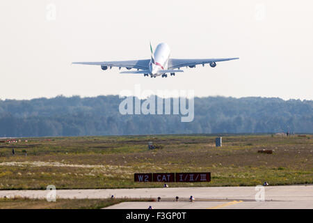 Emirates Airbus A380-800 nach dem Start am Flughafen Frankfurt Stockfoto